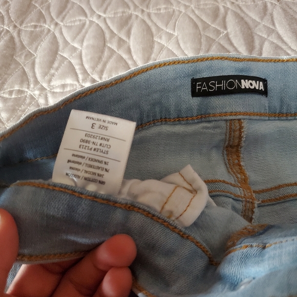 3 pairs of jeans, white, light blue wash and taupe:  size 25 - Picture 6 of 7